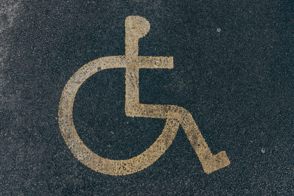 Ausbildung für Menschen mit Handicap Rollstuhl-Symbol auf Asphalt – Ausbildung für Menschen mit Handicap bei der Fahrschule Clauser