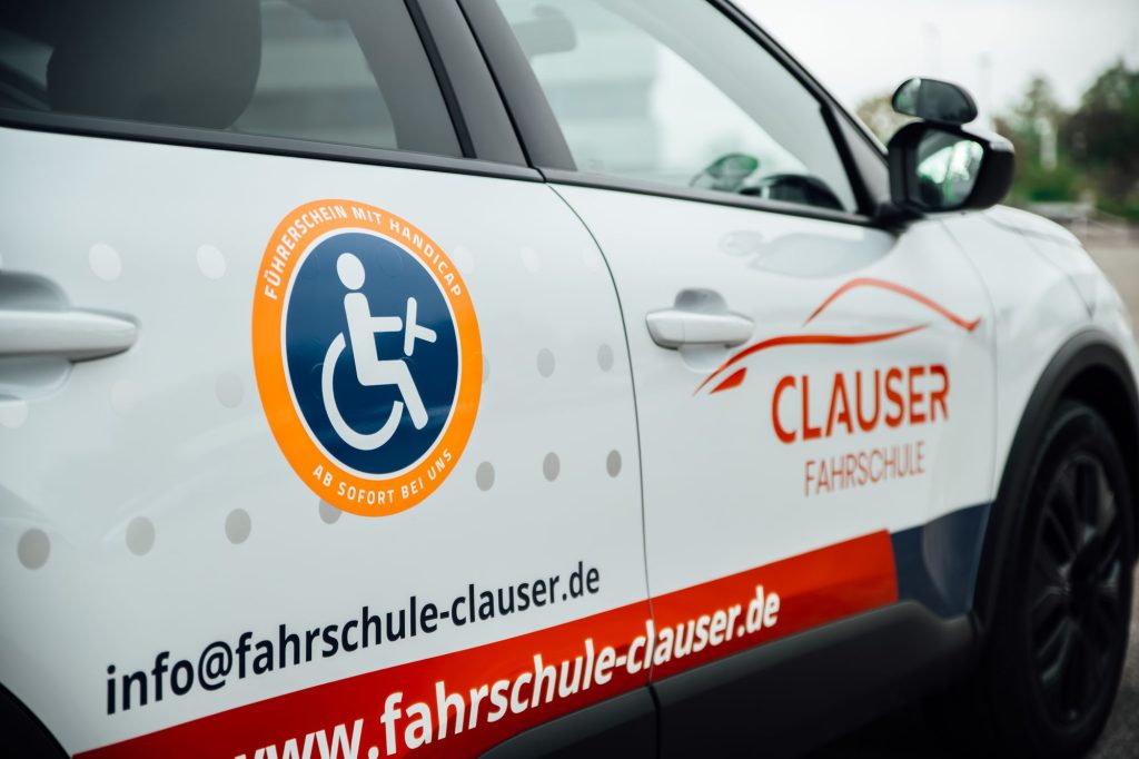 Fahrschulauto der Fahrschule Clauser mit Rollstuhl-Zeichen für die Führerscheinausbildung mit Handicap